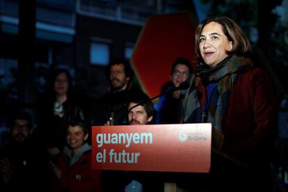 Ada Colau, alcaldesa de Barcelona, se dirige a sus partidarios durante el acto con el que cierra su campaña Barcelona en Comú. Colau vuelve a encabezar las papeletas de esa formación el 26-M.