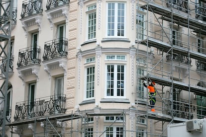 Obras de renovación en un edificio de pisos, en Madrid.