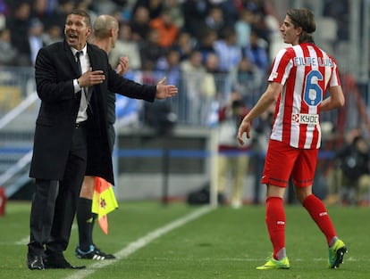 Debuta contra el Málaga de Pellegrini en La Rosaleda (0-0). En ese primer partido ya aparecen los primeros rasgos de lo que será su Atlético. Un equipo fuerte en defensa y que no tiene excesivo interés en la posesión de balón. Desde ese día su credo fue aceptado por sus futbolistas.