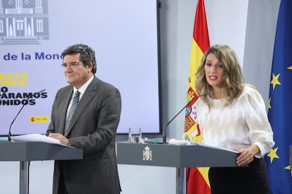 El ministro de Seguridad Social y Migraciones, José Luis Escrivá, y la ministra Trabajo y Economía Social, Yolanda Díaz, en rueda de prensa tras el Consejo de Ministros.