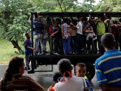 Um caminhão é utilizado como transporte em Valência (Venezuela).