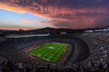 Vista general del estadio Camp Nou antes del partido entre del FC Barcelona y Alavés.