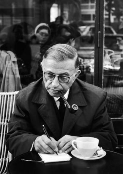 Jean-Paul Sartre en París en la década de los sesenta.