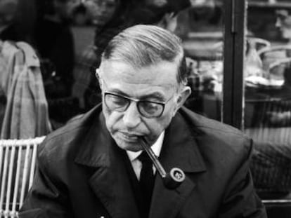 Jean-Paul Sartre en París en la década de los sesenta.