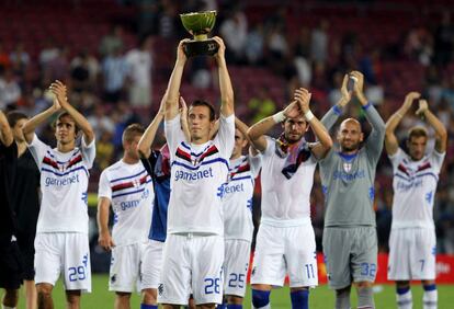 Los jugadores del Sampdoria, tras recibir el trofeo que les acredita como ganadores de la última edición del Trofeo Joan Gamper.