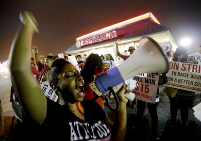 Protestas por los bajos salarios que la empresa Burger King paga a algunos de sus trabajadores, en College Park, Georgia.