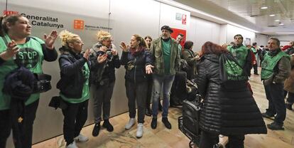 Protesta de la PAH en una oficina de vivienda de la Generalitat.