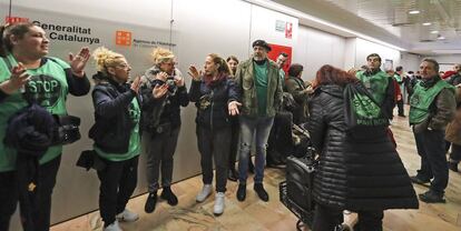 Protesta de la PAH en una oficina de vivienda de la Generalitat. 