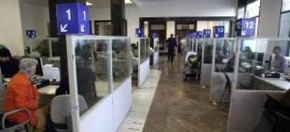 Aspecto de la oficina de la plataforma conjunta Agencia Tributaria-Principado de Asturias para la Campa?a de la Renta instalada en la Plaza de la Escandalera de Oviedo. EFE/Archivo