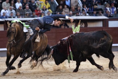 Leonardo Hernández con su segundo toro, que le valió salir por la puerta grande de Las Ventas.