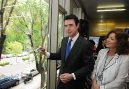 El ministro de Industria, Jos&eacute; Manuel Soria, junto a la alcaldesa de Madrid, Ana Botella
