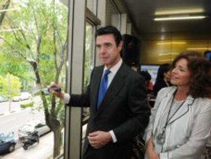 El ministro de Industria, Jos&eacute; Manuel Soria, junto a la alcaldesa de Madrid, Ana Botella