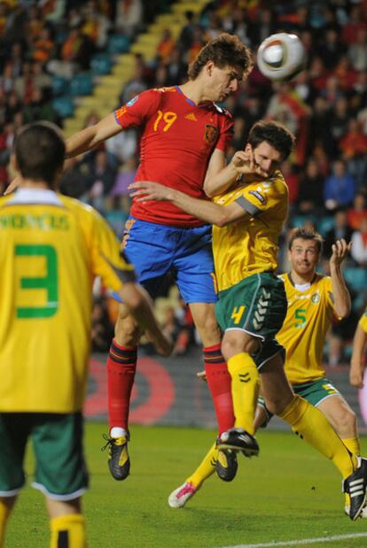 Llorente marca el primer tanto de España.