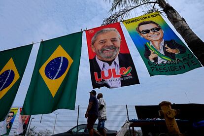 Un puesto de venta de mercancía electoral despliega un banderín rojo con la cara de Lula y uno verde con la cara de Bolsonaro.