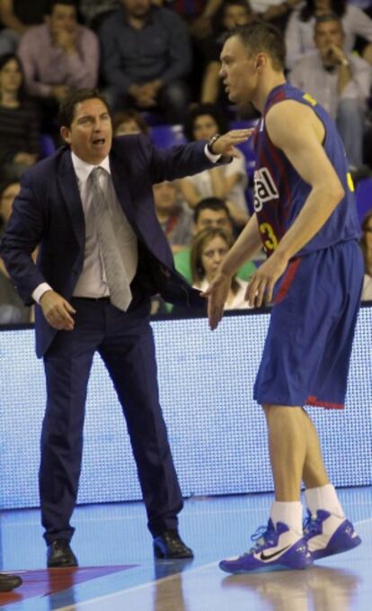 Xavier Pascual da instrucciones a Jasikevicius.