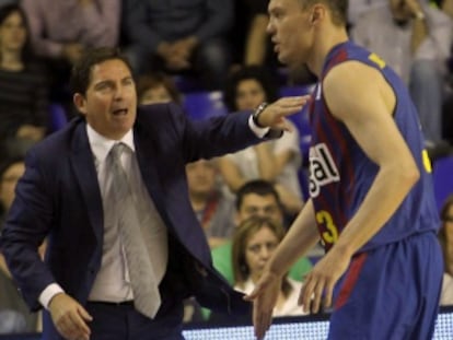 Xavier Pascual da instrucciones a Jasikevicius.