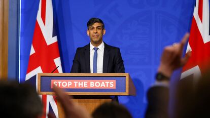 El Primer Ministro Británico Rishi Sunak asiste a una conferencia de prensa en Downing Street, Londres, Reino Unido, el 22 de abril de 2024.