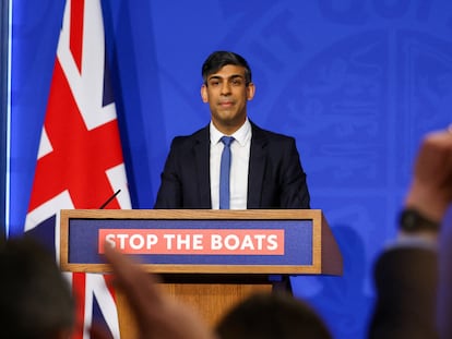 El Primer Ministro Británico Rishi Sunak asiste a una conferencia de prensa en Downing Street, Londres, Reino Unido, el 22 de abril de 2024.