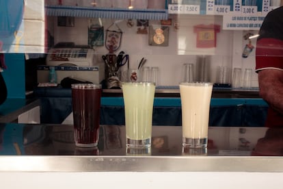 Agua de cebada, granizado de limón y horchata en el quiosco de los hermanos Guilabert.