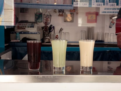 Agua de cebada, granizado de limón y horchata en el quiosco de los hermanos Guilabert.