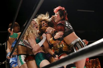 Wrestlers fight during their Stardom female professional wrestling show at Shinkiba 1st Ring in Tokyo, Japan, December 6, 2015.  Professional women's wrestling in Japan means body slams, sweat, and garish costumes. But Japanese rules on hierarchy also come into play, with a culture of deference to veteran fighters. The brutal reality of the ring is masked by a strong fantasy element that feeds its popularity with fans, most of them men. REUTERS/Thomas Peter    TPX IMAGES OF THE DAY    SEARCH "WOMEN WRESTLERS" FOR THIS STORY. SEARCH "THE WIDER IMAGE" FOR ALL STORIES
