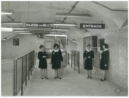 Agentes de taquilla y revisión en la estación de Vista Alegre en 1969.