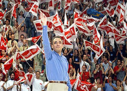 En el Acto Preelectoral del PSOE para las elecciones autonómicas de Madrid y Cataluña y para las generales de marzo de 2004, celebrado en la Plaza de Toros de Vista Alegre, en Madrid, los candidatos socialistas a la presidencia de la Comunidad de Madrid, Rafael Simancas, y a la Generalitat catalana, Pasqual Maragall, contaron con numerosas muestras de apoyo, entre ellas las del secretario general del PSOE, José Luis Rodríguez Zapatero. Simancas mostró su confianza en que las elecciones demuestren que el PP "podrá comprar uno, dos o tres corruptos pero no el voto de los ciudadanos porque la democracia no se compra ni se vende".