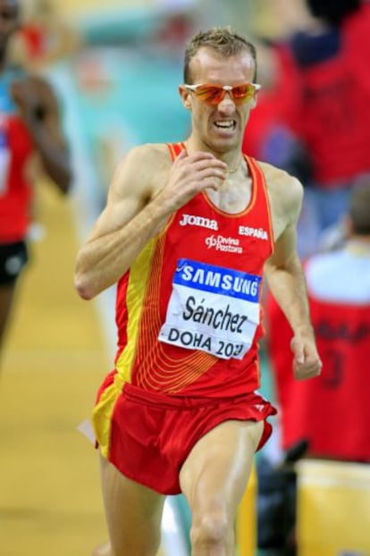 Sergio S&aacute;nchez, camino de la medalla de plata en los 3.000m del Mundial de Doha en pista cubierta, en 2010.
 