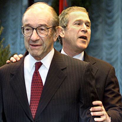 El presidente de la Reserva Federal, Alan Greenspan, delante del presidente George W. Bush.