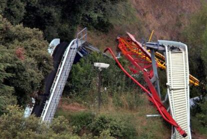 Los restos de la atracción, en medio de la maleza del parque de atracciones del Tibidabo.