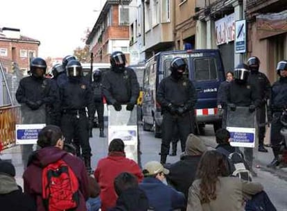 <i>Mossos d'esquadra</i> y <i>okupas</i>, poco antes del enfrentamiento.