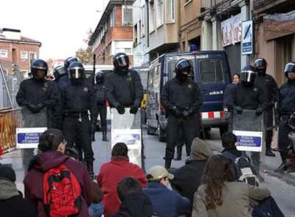 <i>Mossos d&#39;esquadra</i> y <i>okupas</i>, poco antes del enfrentamiento.