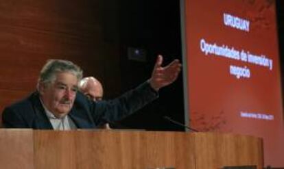 El presidente de Uruguay, José Mujica, durante la reunión que mantuvo con empresarios en la primera jornada de su visita oficial a España, en la que también se entrevistará con el rey Juan Carlos.