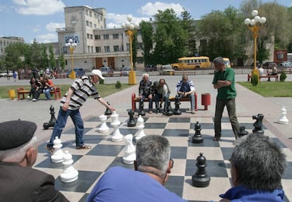 Partida de ajedrez en un parque de Elist&aacute;, capital de la Rep&uacute;blica de Kalkumia.