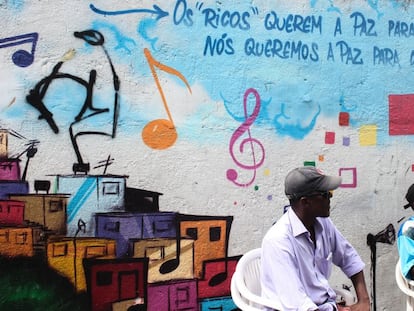 “Los ricos quieren la paz para continuar ricos, nosotros queremos la paz para continuar vivos”. Grafiti en una de las paredes de la favela de Santa Marta.