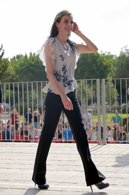 Este es el 'look' que eligió doña Letizia para la inauguración oficial del curso escolar en España, el pasado 13 de septiembre, en el colegio Ginés Morata de Almería. La Reina lució un pantalón oscuro a conjunto de una blusa. 