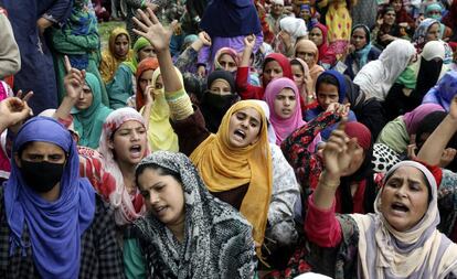 Mujeres cachemiras asisten al funeral de Showkat Ahmad Lohar, un miliciano de Lashkar-I-Toiba (LeT), en la localidad de Ariwani, a 45 kilómetros al sur de Srinagar, capital estival de la parte de Cachemira administrada por la India. Lohar y otros dos militantes de esta organización fueron asesinados en un tiroteo con fuerzas gubernamentales anoche en el distrito de Anantnag, según fuentes policiales.