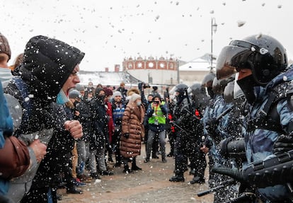 Protesta por la libertad del opositor Alexéi Navalni, este domingo en Moscú.