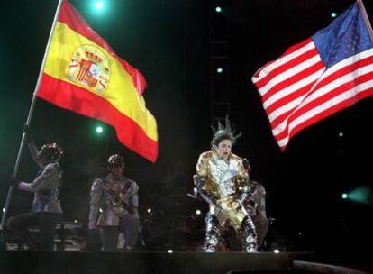 El rey del pop deleitó a sus aficionados españoles con el 'moonwalk', su paso de baile insignia en el que se desliza hacía atrás con la punta de sus pies, durante su actuación el 24 de septiembre de 1996 en el estadio de La Romareda en Zaragoza.