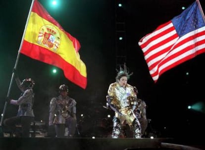 El rey del pop deleitó a sus aficionados españoles con el 'moonwalk', su paso de baile insignia en el que se desliza hacía atrás con la punta de sus pies, durante su actuación el 24 de septiembre de 1996 en el estadio de La Romareda en Zaragoza.