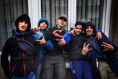 Younes, de 17 años (en el centro), es belga hijo de marroquíes. Es musulmán y odia a los terroristas: "No son humanos, son perros", repite. Su padre se dirigía hacia el metro cuando se produjo el ataque contra el suburbano. "Está asustado", reconoce.