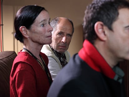 Fermí Reixach, en el fondo de la fotografía, tras Geraldine Chaplin y Eduard Fernández, en la película 'La Mosquitera', de Agustí Vila.