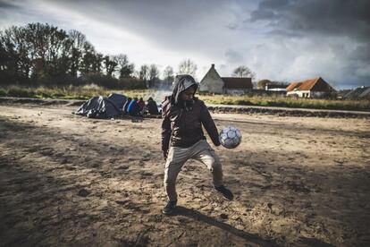 Los inmigrantes esperan en un descampado en Calais (Francia) la oportunidad para cruzar el canal de la Mancha.