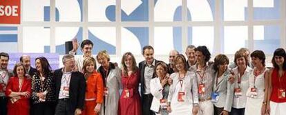 José Luis Rodríguez Zapatero (en el centro), rodeado de miembros de la nueva dirección del PSOE.