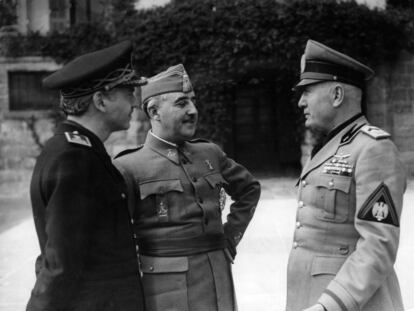 Franco, entre su entonces ministro de Asuntos Exteriores, Ramón Serrano Suñer, y Benito Mussolini en la entrevista que mantuvieron en Bordighera (Italia) en febrero de 1941.