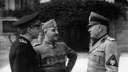 Franco, entre su entonces ministro de Asuntos Exteriores, Ramón Serrano Suñer, y Benito Mussolini en la entrevista que mantuvieron en Bordighera (Italia) en febrero de 1941.