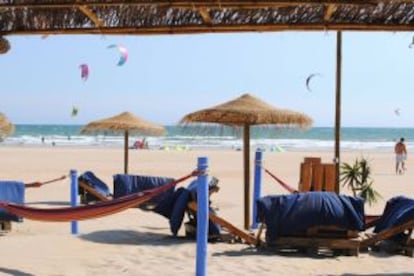 Cometas de 'kitesurf' en la playa de La Canaleta, en Punta Umbría (Huelva).