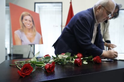 Dos personas firman en el libro de condolencias instalado en la sede del PSOE.