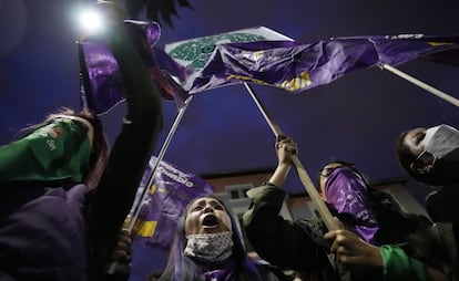 Varias mujeres gritan consignas durante las movilizaciones en Quito, Ecuador.