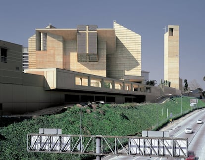 Vista exterior de la nueva cateral de Los Ángeles, desde la autopista de Hollywood.